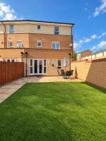 NORTHAMPTON PREMIUM LIVING, Spacious 4 Bedroom House, Sleeps 9, SUPER KING BEDS, Private Parking, Near SIXFIELDS & M1 - Chambres d'hôtes Northampton
