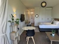 Ocean Daze Brookes Hill Suites - Beachfront Flat - Bed and Breakfast Summerstrand