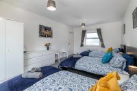 Modern 4BR Holyhead Home Near Ferry Port - Group Sleeps 7 - Chambres d'hôtes Holyhead