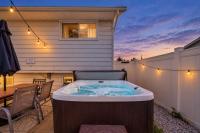 Swim and Relax with a Pool Hot Tub and Renovated HomeHop - Chambres d'hôtes Parma