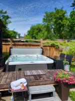 Cozy Suite with HOT TUB & Highspeed Internet - Ferienwohnung Grimsby