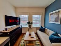 Chic Spacious Serviced Apartment next to City Centre with Free Parking - Contractors & Relocators - Ferienwohnung Coventry