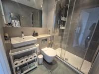 Stylish 2 Bed 2 Bath Flat in Greater London - B&B Croydon
