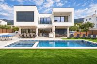 Villa Just be Light by Trawelltopia - Pool, WiFi - Bed and Breakfast Kutleše
