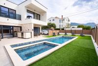 Villa Just be Light by Trawelltopia - Pool, WiFi - Bed and Breakfast Kutleše