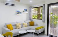 The Beach House Ground Floor Condo - Ferienwohnung Coco, Sardinal