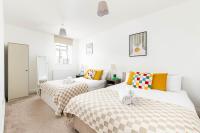 Modern 4Bed-4,5Bath House-Sleeps 11- Private Parking- By FabAccommodation - Chambres d'hôtes Bristol