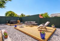 Sobo House, Southbourne Beach, Bournemouth Sleeps 12, with hot tub - B&B Bournemouth