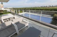 Apartment with Pool View 