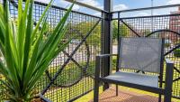 Central Balcony Flat Ideal for Long Stays with WiFi and Parking - B&B Bedford