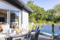 Saffron Lodge, 24 Roadford Lake Lodges - B&B Lifton