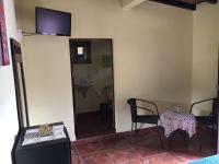 Habitación con cama extragrande.