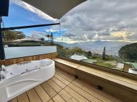 Romantic Upscale Retreat, Jacuzzi and Skyline Views - B&B Medellín