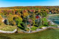 Waterfront Lake Charlevoix Cabin 8 Mi to Boyne Mtn - Chambres d'hôtes Boyne City