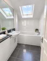 Spacious Kensington Apartment - Sleeps 10 - Pool Table - 5-Min Walk to Station - B&B London