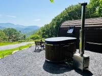 Cozy Romantic Mountain View Cabin with Hot Tub in Snowdonia - Bed and Breakfast Penmaenpool