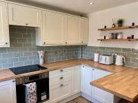 Stylish 2 Bed House - Sleeps 4 - Free Parking - Near HS2 & Drayton Manor - B&B Wilnecote