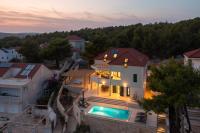 VILLA LUMINA - Seafront Pool Villa, Milna, Brač - Bed and Breakfast Milna