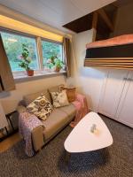 Detached apartment in villa on corner lot - Ferienwohnung Norrköping