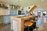 Family Coastal Retreat Sleeps 16 Hot Tub & Sea Views - Chambres d'hôtes Mawgan Porth