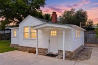Cozy cottage near beach/bars/dining with enclosed yard, AC, & W/D - B&B Saint Simons Island