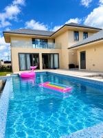 Luxury Gated Villa with Pool in Flic en Flac Beach - Chambres d'hôtes Flic en Flac