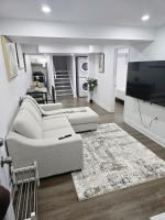 Stylish & Cozy 2-Bedroom Private Basement Suite - B&B London