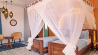 Zimmer mit Kingsize-Bett und Gartenblick. 
