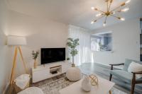Stunning 4BR 2BA Hot Tub Cozy Holiday Home in Plano - Bed and Breakfast Plano