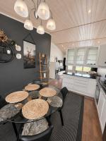 Helmi Villa, ilmainen pysäköinti autokatoksessa, Wi-Fi, sauna, oma etu- ja takapiha, esteetön pääsy, huippu sijainti Vuokatissa, vuodepaikat 4-6 henkilölle - B&B Vuokatti