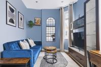 2 min walk to Westfield, 2 stops to Noting Hill ,few min to train station - B&B London