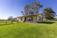 Longford Farm Stay - Family & Pet Friendly - B&B Dutson