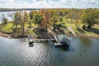 Entire lake house at Lake Fork with private bay, boat ramp, fishing light & 8 acres land - B&B Alba