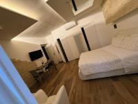 Zimmer mit Kingsize-Bett und Balkon