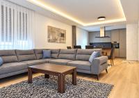 Pri-Penthouse - CityView & Private Parking - Bed and Breakfast Pristina