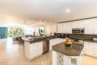 2 Bdrm Pool Marina View at The Yacht Club E12 - Bed and Breakfast Providenciales