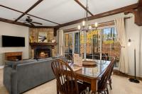 Les Manoirs wPool and Hot Tub near Village 110 7 - B&B Mont-Tremblant