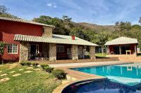 Casa de campo com piscina sala de jogos e trilhas - B&B Brumadinho