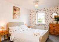Stylish 2-Bed, 2-Bath Flat with Balcony & Parking - B&B Warrington