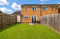 Stylish House I Excellent Location I Close to Shops I Sleeps 5 I Driveway Parking I Work Desk I Fast WiFi I Smart TVs I Self-Check-In I By Yoko Property - Chambres d'hôtes Northampton