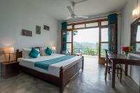 Habitación con cama extragrande y vistas a la montaña