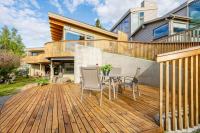 Luxury Townhouse w Hot Tubs Inlet Views Walk - B&B Anchorage