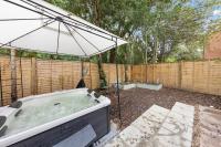 Luxury 4BR Home with Hot Tub, Sleeps 8, Free Parking, Garden, TV in Every Room, Ultrafast WiFi - B&B Kenley