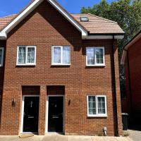 Luxury 4BR Home with Hot Tub, Sleeps 8, Free Parking, Garden, TV in Every Room, Ultrafast WiFi - B&B Kenley