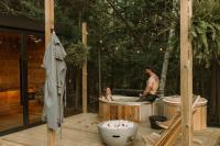 Aux Box Muskoka | Sauna | Hot Tub | Cold Plunge - Bed and Breakfast Huntsville