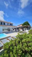 Casa da Uva-Mosteiros Country House-at 900M from the Sea, Heated Pool, Garden & Fireplace - Chambres d'hôtes Mosteiros