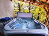 2 Full 2BR Apts Hot Tub & 4 Parking 8m Old QC - Chambres d'hôtes Québec