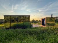 Luxury Mirrored Cabin with Sauna & Plunge Pool - Bed and Breakfast Llanddyfnan