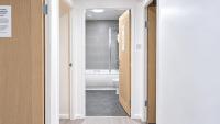 Relaxing Modern 3 Bed, 2 Bedroom Apartment - Secure Parking - Close to Manchester City Centre and Old Trafford - B&B Manchester