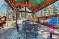 Spacious hideaway with private hot tub & huge yard - near the lake - Chambres d'hôtes South Lake Tahoe